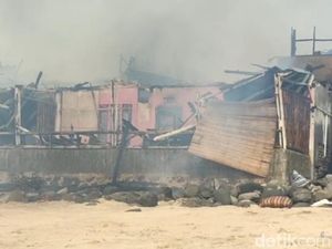 Puluhan Kamar Penginapan di Pantai Santolo Garut Terbakar