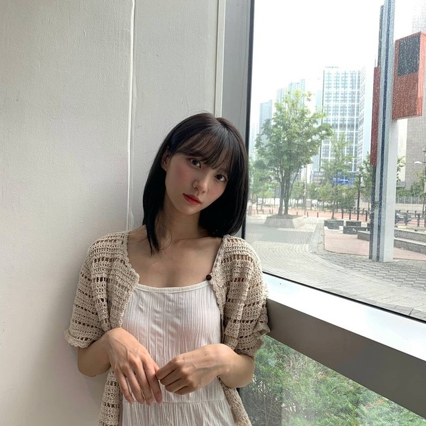 Punching ½ Knit Cardigan/instagram.com/baeyu_b Binnie ‘Oh My Girl’ mengunggah OOTD fashion-nya ke akun Instagram pribadinya (@baeyu_b).