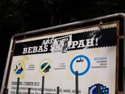 Satpol PP Copot Selebaran Dipaksa Sehat di Negara yang Sakit di Jaktim