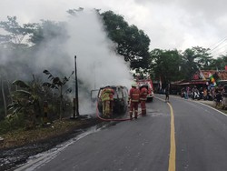 Sebuah Minibus Terbakar, Jalur Utama Pangandaran Sempat Tersendat