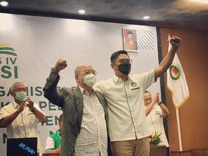 Sepatu Bunut Oleh-oleh dari Sumut Buat Sudaryono Usai Terpilih Jadi Ketum APSSI Sepatu Bunut Oleh-oleh dari Sumut Buat Sudaryono Usai Terpilih Jadi Ketum APSSI