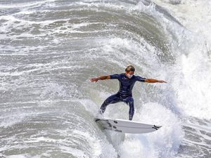Serunya Menerjang Ombak di Laut California