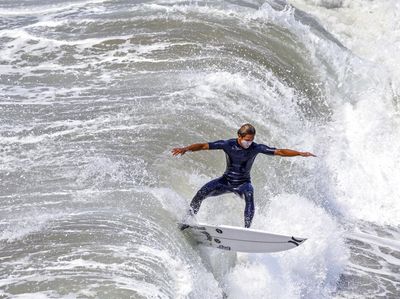 Serunya Menerjang Ombak di Laut California