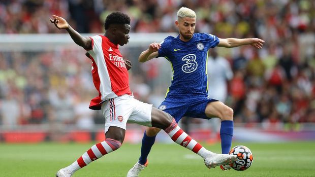 Soccer Football - Premier League - Arsenal v Chelsea - Emirates Stadium, London, Britain - August 22, 2021 Arsenal's Bukayo Saka in action with Chelsea's Jorginho REUTERS/David Klein EDITORIAL USE ONLY. No use with unauthorized audio, video, data, fixture lists, club/league logos or 'live' services. Online in-match use limited to 75 images, no video emulation. No use in betting, games or single club /league/player publications.  Please contact your account representative for further details.