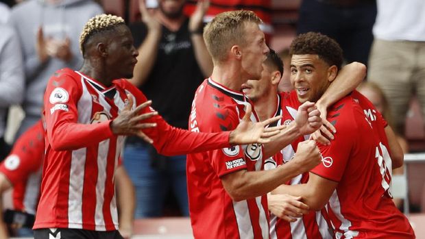 Soccer Football - Premier League - Southampton v Manchester United - St Mary's Stadium, Southampton, Britain - August 22, 2021  Southampton's Che Adams celebrates scoring their first goal with teammates REUTERS/Peter Nicholls EDITORIAL USE ONLY. No use with unauthorized audio, video, data, fixture lists, club/league logos or 'live' services. Online in-match use limited to 75 images, no video emulation. No use in betting, games or single club /league/player publications.  Please contact your account representative for further details.