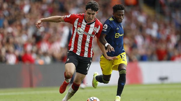 Soccer Football - Premier League - Southampton v Manchester United - St Mary's Stadium, Southampton, Britain - August 22, 2021  Southampton's Tino Livramento in action with Manchester United's Fred REUTERS/Peter Nicholls EDITORIAL USE ONLY. No use with unauthorized audio, video, data, fixture lists, club/league logos or 'live' services. Online in-match use limited to 75 images, no video emulation. No use in betting, games or single club /league/player publications.  Please contact your account representative for further details.
