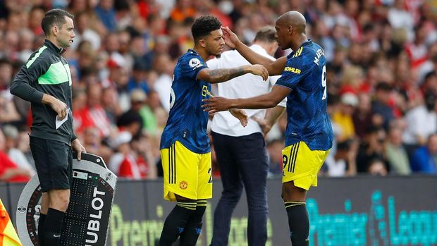 Soccer Football - Premier League - Southampton v Manchester United - St Mary's Stadium, Southampton, Britain - August 22, 2021  Manchester United's Jadon Sancho comes on as a substitute to replace Anthony Martial REUTERS/Peter Nicholls EDITORIAL USE ONLY. No use with unauthorized audio, video, data, fixture lists, club/league logos or 'live' services. Online in-match use limited to 75 images, no video emulation. No use in betting, games or single club /league/player publications.  Please contact your account representative for further details.