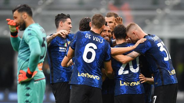 Soccer Football - Italy - Serie A - Inter Milan v Genoa - San Siro, Milan, Italy - August 21, 2021 Inter Milan's Arturo Vidal celebrates scoring their third goal with teammates REUTERS/Daniele Mascolo