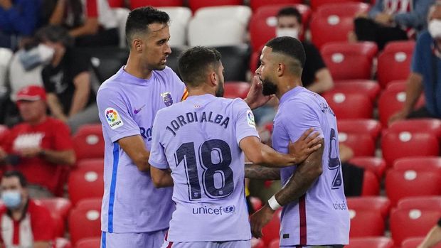 Soccer Football - LaLiga - Athletic Bilbao v FC Barcelona - San Mames, Bilbao, Spain - August 21, 2021 FC Barcelona's Memphis Depay  celebrates scoring their first goal with teammates REUTERS/Vincent West