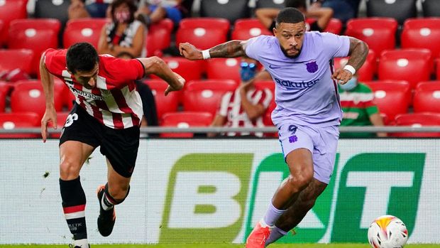 Soccer Football - LaLiga - Athletic Bilbao v FC Barcelona - San Mames, Bilbao, Spain - August 21, 2021 FC Barcelona's Memphis Depay  in action with Athletic Bilbao's Dani Vivian REUTERS/Vincent West