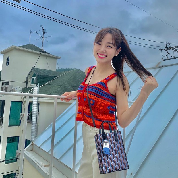 Strappy Crochet Top/instagram.com/clean_0828 Contek OOTD fashion ala Kim Sejeong yang mengenakan Strappy Crochet Top.