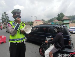 Ratusan Kendaraan Diputarbalik di Pintu Masuk Kawasan Wisata Tawangmangu