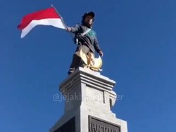 Viral Pendaki Panjat Tugu Hargo Dumilah Puncak Gunung Lawu