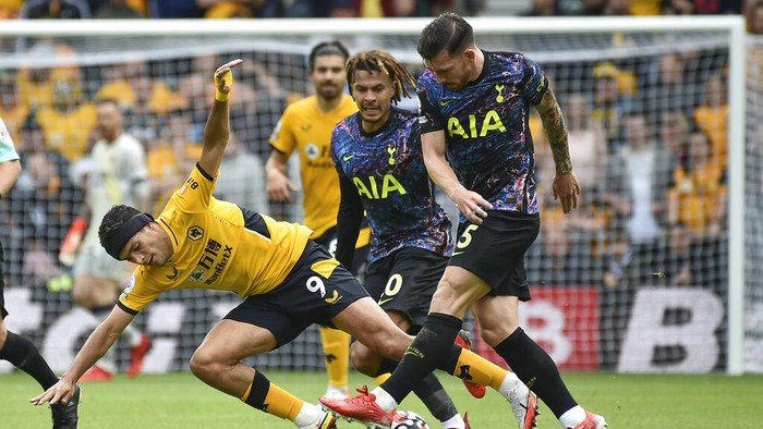 Wolverhampton Wanderers Raul Jimenez, left, is challenged by Tottenhams Pierre-Emile Hojbjerg during the English Premier League soccer match between Wolverhampton Wanderers and Tottenham Hotspur at Molineux stadium in Wolverhampton, England, Sunday, Aug. 22, 2021. (AP Photo/Rui Vieira)
