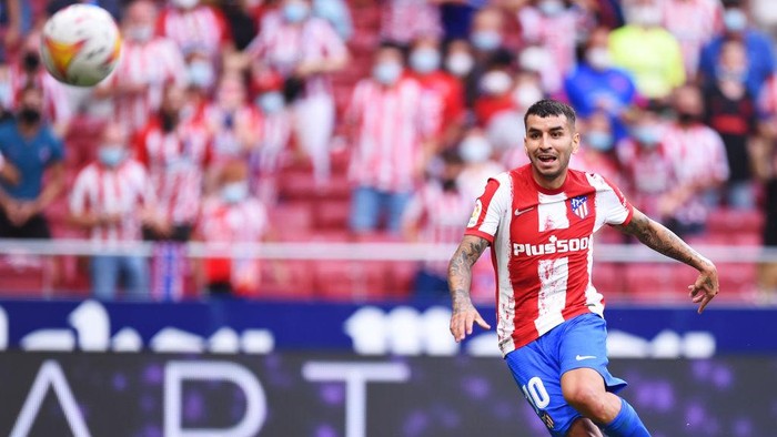 MADRID, SPAIN - AUGUST 22: Angel Correa of Atletico Madrid scores their sides first goal during the LaLiga Santander match between Club Atletico de Madrid and Elche CF at Estadio Wanda Metropolitano on August 22, 2021 in Madrid, Spain . (Photo by Denis Doyle/Getty Images)