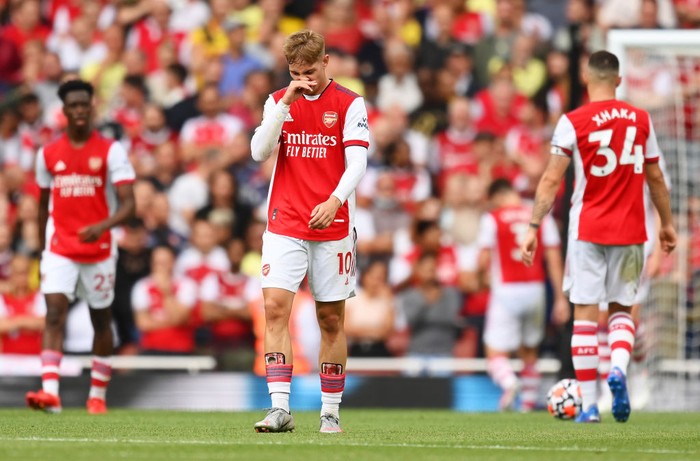 LONDON, ENGLAND - AUGUST 22: Emile Smith Rowe of Arsenal looks dejected after the Chelsea second goal scored by Reece James (Not pictured) during the Premier League match between Arsenal and Chelsea at Emirates Stadium on August 22, 2021 in London, England. (Photo by Michael Regan/Getty Images)