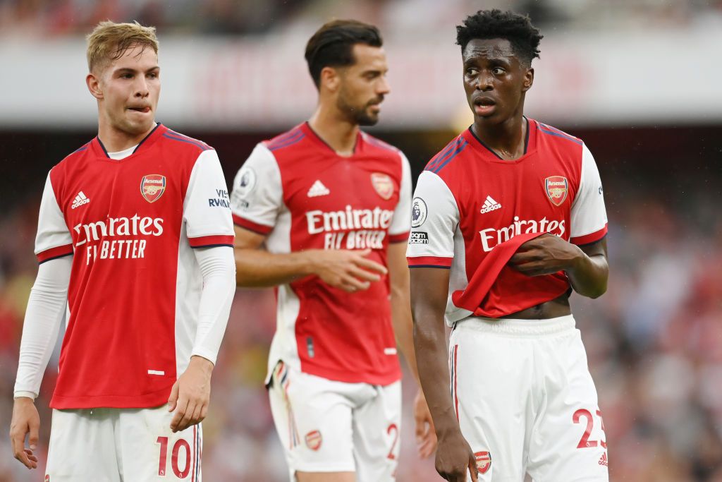LONDON, ENGLAND - AUGUST 22: Emile Smith Rowe, Pablo Mari and Albert Sambi Lokonga of Arsenal look on during the Premier League match between Arsenal  and  Chelsea at Emirates Stadium on August 22, 2021 in London, England. (Photo by Michael Regan/Getty Images)