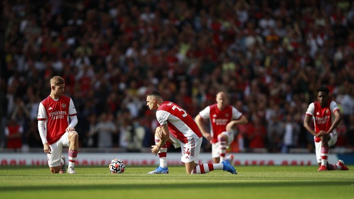 Players take a knee ahead of the kick off during the English Premier League soccer match between Arsenal and Chelsea at the Emirates stadium in London, England, Sunday, Aug. 22, 2021. (AP Photo/Ian Walton)