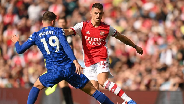 LONDON, ENGLAND - AUGUST 22: Granit Xhaka of Arsenal is challenged by Mason Mount of Chelsea during the Premier League match between Arsenal and Chelsea at Emirates Stadium on August 22, 2021 in London, England. (Photo by Michael Regan/Getty Images)