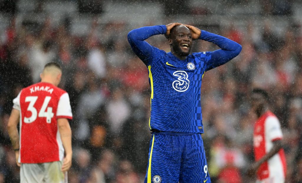 LONDON, ENGLAND - AUGUST 22: Romelu Lukaku of Chelsea reacts during the Premier League match between Arsenal and Chelsea at Emirates Stadium on August 22, 2021 in London, England. (Photo by Michael Regan/Getty Images)