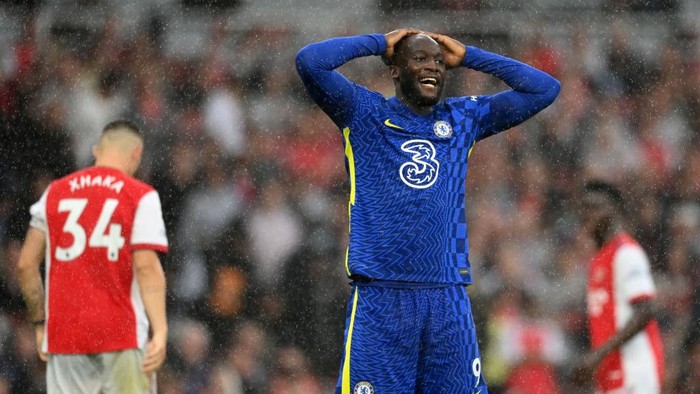 LONDON, ENGLAND - AUGUST 22: Romelu Lukaku of Chelsea reacts during the Premier League match between Arsenal and Chelsea at Emirates Stadium on August 22, 2021 in London, England. (Photo by Michael Regan/Getty Images)