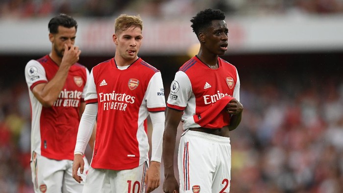 LONDON, ENGLAND - AUGUST 22: Emile Smith Rowe and Albert Sambi Lokonga of Arsenal look on during the Premier League match between Arsenal and Chelsea at Emirates Stadium on August 22, 2021 in London, England. (Photo by Michael Regan/Getty Images)