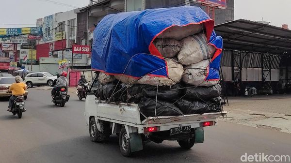 Bahaya! Aksi Pikap Obesitas Mengaspal di Tangerang Selatan