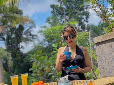 Gaya Mewah Barbie Kumalasari saat Menikmati Floating Breakfast