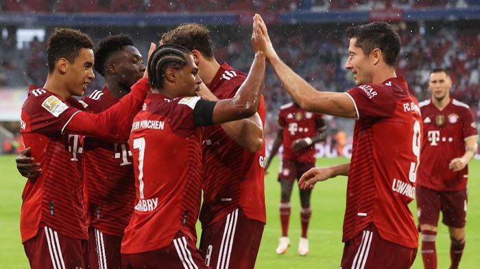 MUNICH, GERMANY - AUGUST 22: Robert Lewandowski of FC Bayern Muenchen celebrates with Serge Gnabry after scoring their sides first goal during the Bundesliga match between FC Bayern München and 1. FC Köln at Allianz Arena on August 22, 2021 in Munich, Germany. (Photo by Alexander Hassenstein/Getty Images)