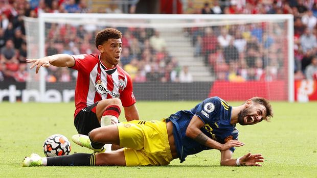 SOUTHAMPTON, ENGLAND - AUGUST 22: Bruno Fernandes of Manchester United is challenged by Che Adams of Southampton during the Premier League match between Southampton and Manchester United at St Mary's Stadium on August 22, 2021 in Southampton, England. (Photo by Ryan Pierse/Getty Images)