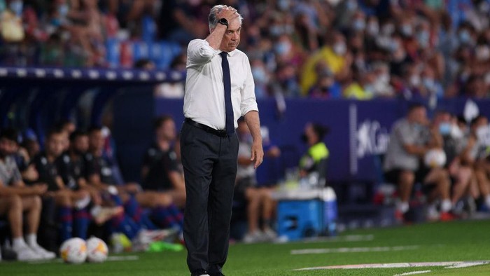 VALENCIA, SPAIN - AUGUST 22: Carlo Ancelotti, Head Coach of Real Madrid reacts during the LaLiga Santander match between Levante UD and Real Madrid CF at Ciutat de Valencia Stadium on August 22, 2021 in Valencia, Spain . (Photo by Aitor Alcalde/Getty Images)