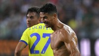 Kesenangan Ronaldo cuma singkat saja. Wasit lewat tinjauan VAR menganulir gol itu karena tangan Ronaldo dalam posisi offside. (Foto: Getty Images/Alessandro Sabattini)