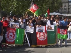 Ratusan Orang Demo di Paris untuk Dukung Pengungsi Afghanistan Ratusan Orang Demo di Paris untuk Dukung Pengungsi Afghanistan