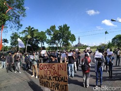 Mahasiswa Demo Gubernur Bali, Bawa Poster PPKM: Pelan-pelan Kita Mati