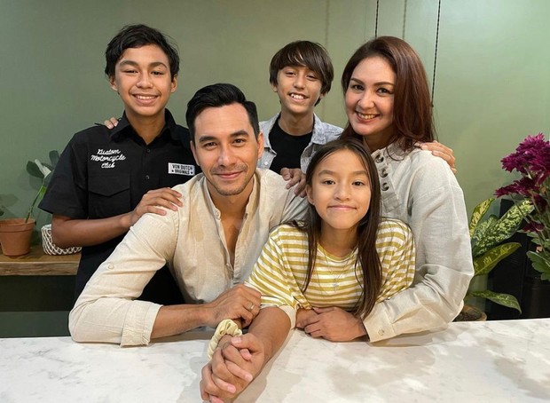 Walaupun terpaut perbedaan usia 6 tahun dengan Donna Agnesia, namun pasangan selebriti ini tetap langgeng dan jauh dari gosip.