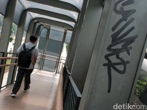 Pemprov Hapus Coretan Vandal di JPO Instagramable Bundaran Senayan Pemprov Hapus Coretan Vandal di JPO Instagramable Bundaran Senayan