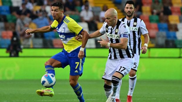 Juventus' Portuguese forward Cristiano Ronaldo (L) fights for the ball with Udinese's Dutch defender Bram Nuytinck during the Italian Serie A football match between Udinese and Juventus at the Dacia Arena Stadium in Udine, on August 22, 2021. (Photo by MIGUEL MEDINA / AFP)