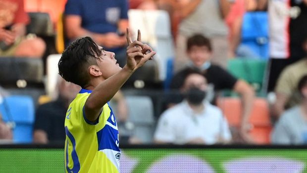Juventus' Argentine forward Paulo Dybala celebrates after scoring a goal during the Italian Serie A football match between Udinese and Juventus at the Dacia Arena Stadium in Udine, on August 22, 2021. (Photo by MIGUEL MEDINA / AFP)