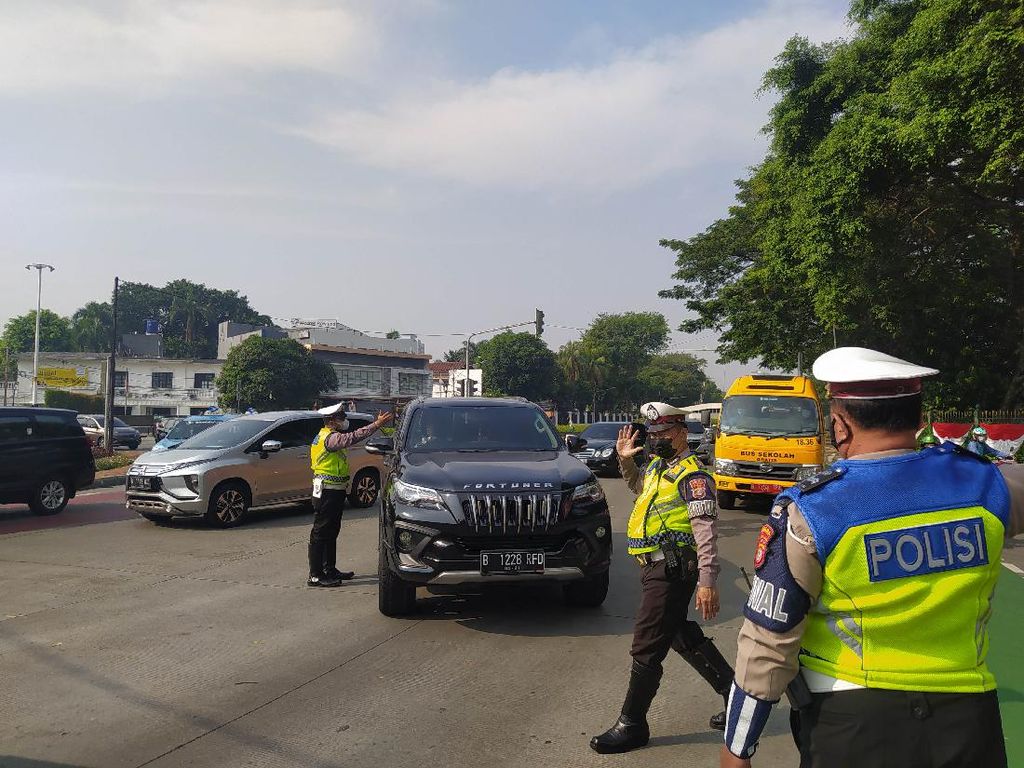 Sejumlah Mobil Diputar Balik di Gage Jl Sudirman, Termasuk Pelat RFD Genap