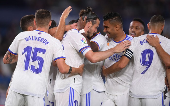 VALENCIA, SPAIN - AUGUST 22: Gareth Bale of Real Madrid celebrates with Casemiro and teammates after scoring their teams first goal during the LaLiga Santander match between Levante UD and Real Madrid CF at Ciutat de Valencia Stadium on August 22, 2021 in Valencia, Spain . (Photo by Aitor Alcalde/Getty Images)