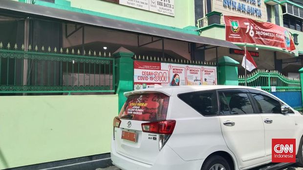 Wali Kota Solo, Gibran Rakabuming Raka meninggalkan mobil dinasnya di depan SMK Batik 2 Surakarta, Sabtu (21/8) malam. Sekolah yang berada di Kelurahan Pajang, Kecamatan Laweyan itu dikabarkan akan menggelar Pembelajaran Tatap Muka (PTM) Senin (23/8) besok. cnnindinesia/rosyidichsan