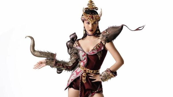 Potret Eksotis Anya Geraldine Pakai Kostum Komodo