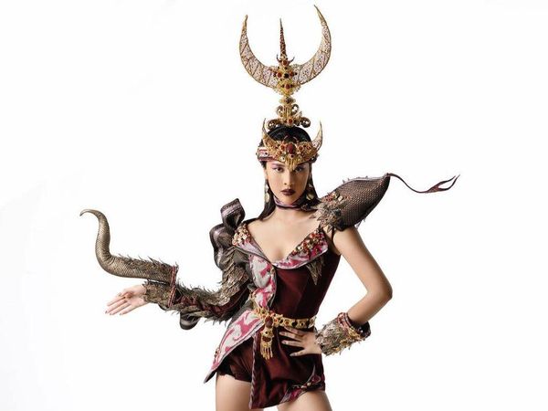 Potret Eksotis Anya Geraldine Pakai Kostum Komodo