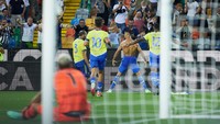 Ronaldo senang betul dengan gol itu karena membawa Juventus dalam posisi unggul 3-2. Perayaan gol juga sampai melepas baju, yang dalam aturan main pasti diganjar kartu kuning. (Foto: Twitter)