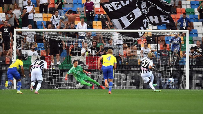 UDINE, ITALY - AUGUST 22:  Roberto Pereyra of Udinese Calcio scores the 1-2 goal during the Serie A match between Udinese Calcio v Juventus at Dacia Arena on August 22, 2021 in Udine, Italy. (Photo by Alessandro Sabattini/Getty Images)
