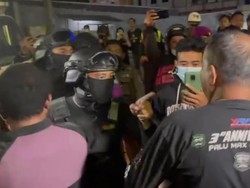 Ricuh! Pemilik Warung Coto Tak Terima Usahanya Ditutup Satgas