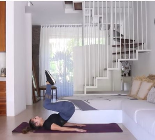 Lakukan crunch olahraga ala Jennifer Bachdim