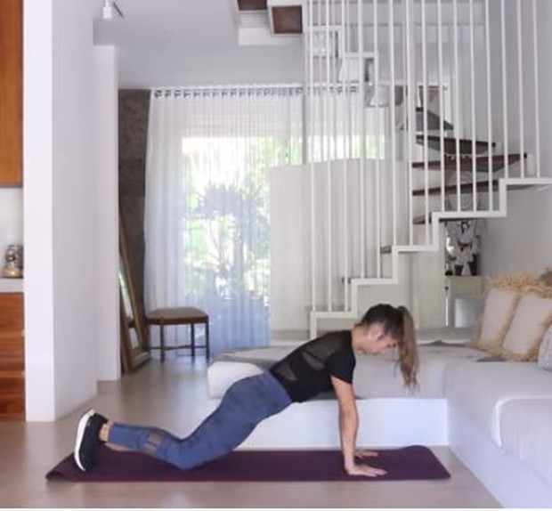 Lakukan knee push up olahraga ala Jennifer Bachdim