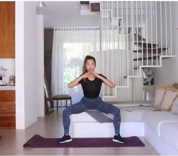 Lakukan squat olahraga ala Jennifer Bachdim