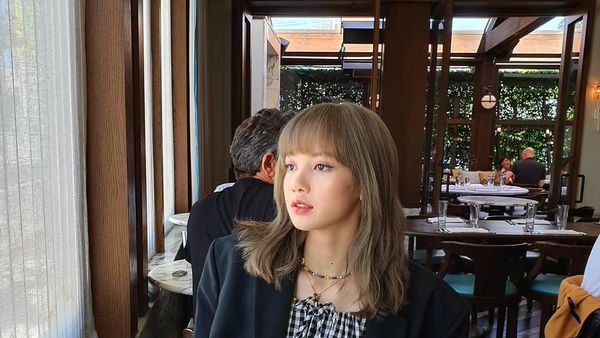 Lisa BLACKPINK Debut Solo, Intip Gaya Kerennya Saat Makan Es Krim